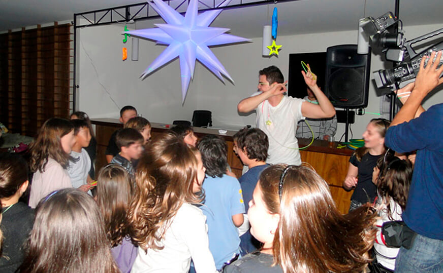 Brincadeiras e jogos em festa com animadores